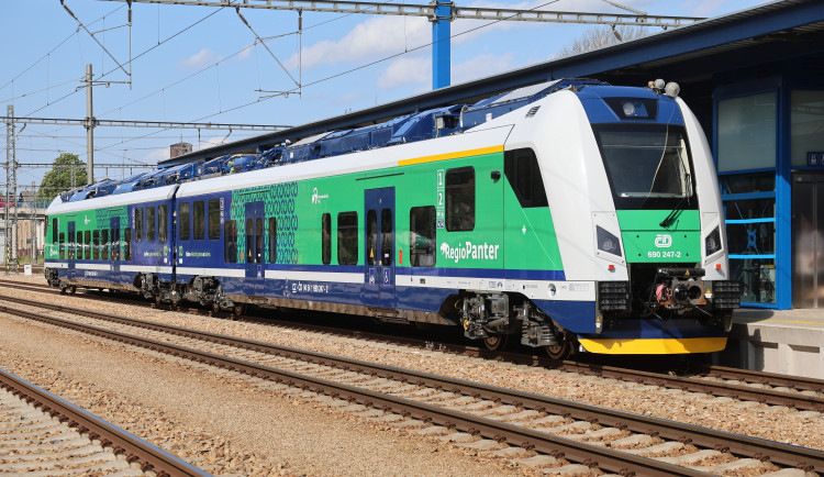 Premiéra v Česku. V pravidelném provozu začaly z Novojičínska do Ostravy jezdit první bateriové