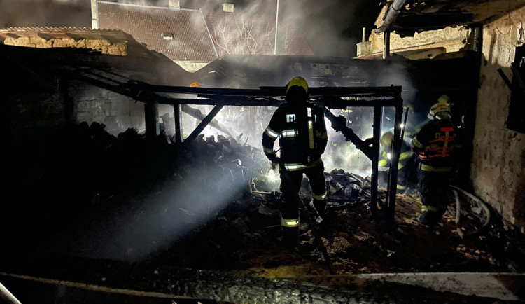 VIDEO: Noční požár poničil dům ve Štěpánově, dva lidé utrpěli zranění