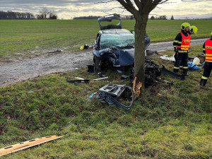 Řidička předjížděla odbočující auto, nezvládla ale řízení. Vážně poranila sebe i třináctiletého chlapce