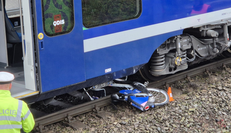 Na novojičínské železnici došlo k vážné nehodě. Vlak srazil čtrnáctiletého cyklistu, je v ohrožení života