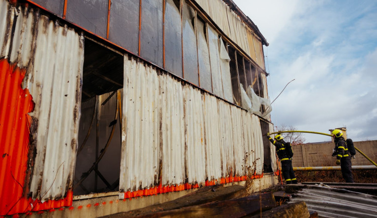 V Karviné dnes hořela sportovní hala. Oheň napáchal škody za necelých šest milionů korun