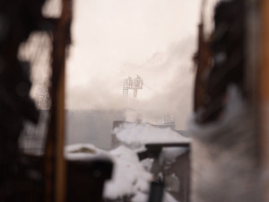 Dva zranění hasiči při mohutném požáru v areálu bývalých kasáren v Bruntále. Hoří uskladněné plastové piliny