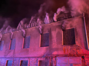 Dva zranění hasiči při mohutném požáru v areálu bývalých kasáren v Bruntále. Hoří uskladněné plastové piliny