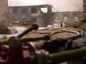 Dva zranění hasiči při mohutném požáru v areálu bývalých kasáren v Bruntále. Hoří uskladněné plastové piliny