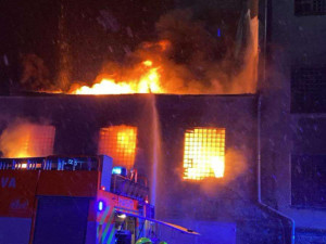 Hasiči celý den pokračovali v likvidaci mohutného požáru plastových pilin v Bruntále. Příčina se stále vyšetřuje