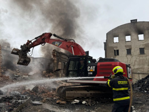Hasiči celý den pokračovali v likvidaci mohutného požáru plastových pilin v Bruntále. Příčina se stále vyšetřuje