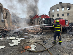 Hasiči celý den pokračovali v likvidaci mohutného požáru plastových pilin v Bruntále. Příčina se stále vyšetřuje