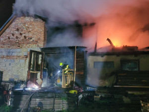 Šest hasičských jednotek bojovalo s požárem garáže a stolárny v Sosnové. Škoda je 800 tisíc korun