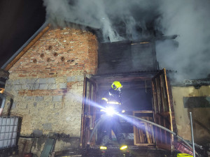Šest hasičských jednotek bojovalo s požárem garáže a stolárny v Sosnové. Škoda je 800 tisíc korun