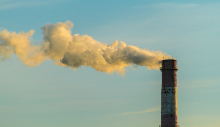 Východ Moravskoslezského kraje trápí smog. Lidé by měli omezit pobyt venku a větrat jen krátce