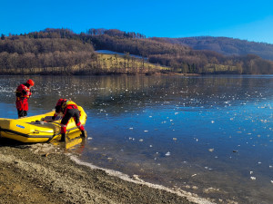 FOTO, VIDEO: Srna uvízla na zamrzlé přehradě. Z ledové pasti ji zachránili hasiči z Kopřivnice