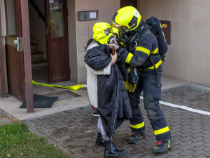 Z hořícího bytu ve Frýdku-Místku hasiči zachránili osm lidí. Zázemí našli v evakuačním autobusu