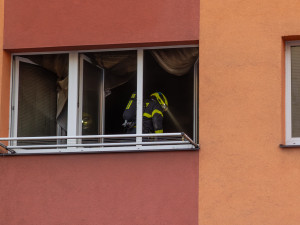 Z hořícího bytu ve Frýdku-Místku hasiči zachránili osm lidí. Zázemí našli v evakuačním autobusu