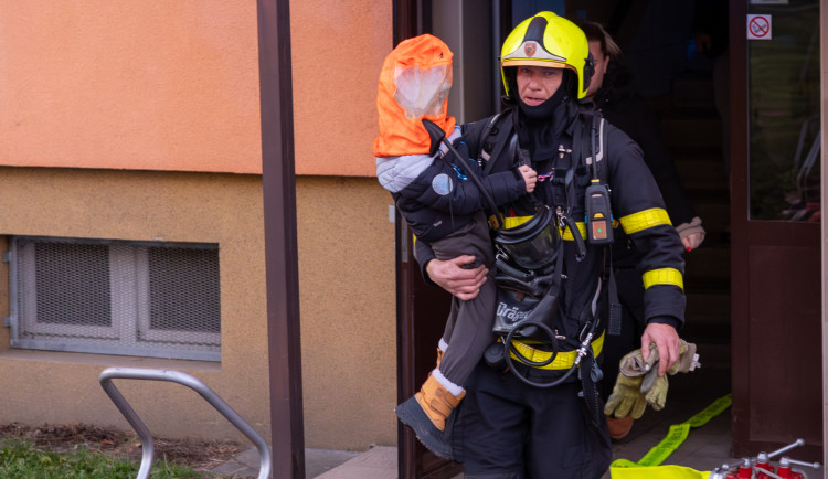 Z hořícího bytu ve Frýdku-Místku hasiči zachránili osm lidí. Zázemí našli v evakuačním autobusu