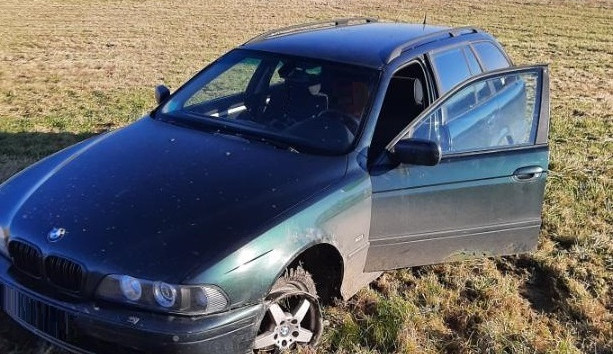 Řidič v bavoráku nezastavil hlídce, po honičce skončil v poutech na poli. Měl zakázáno řídit