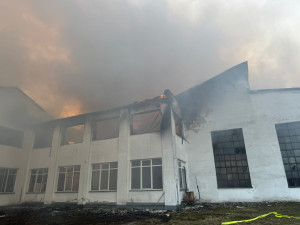 Opět hoří haly. Hasiči bojují se dvěma rozsáhlými požáry ve Frýdlantu nad Ostravicí a Horním Benešově