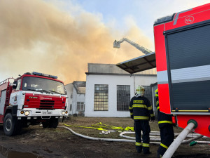 Opět hoří haly. Hasiči bojují se dvěma rozsáhlými požáry ve Frýdlantu nad Ostravicí a Horním Benešově