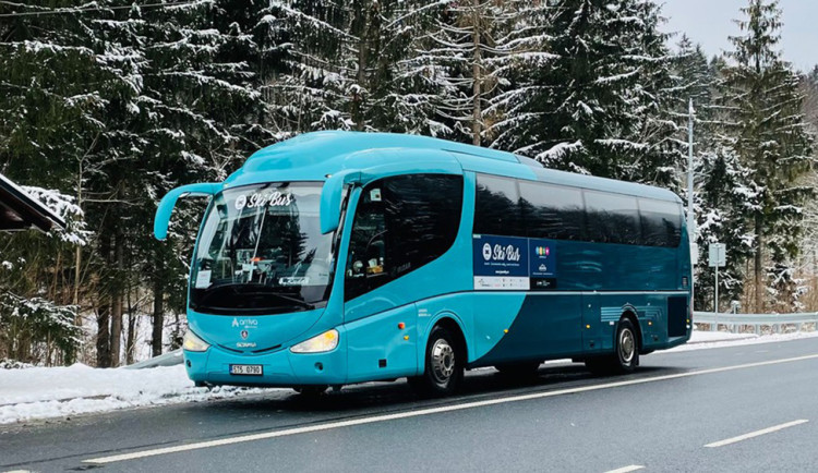 K bílé stopě či sjezdovce autobusem. Od víkendu vyrazí přes Červenohorské sedlo skibusy