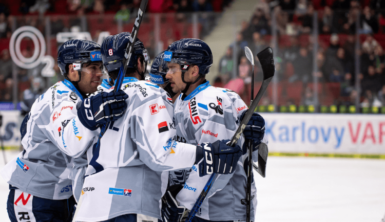 Hokejisté Karlových Varů před nepodařený úvod zdolali Vítkovice 6:3.