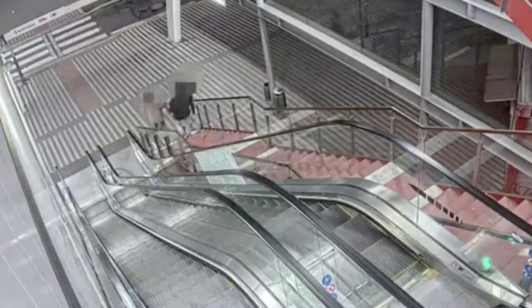 Trojice se bavila rozbíjeném skleněných výplní kladívkem z tramvaje.