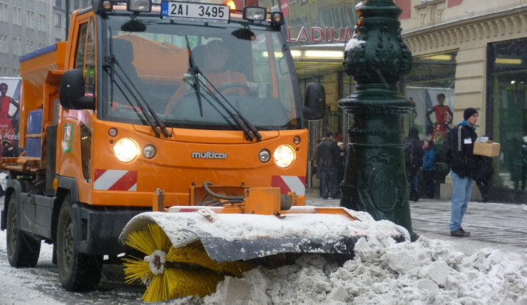 Nepříznivé počasí ovlivňuje dopravu, pražské letiště muselo na čtyři hodiny zastavit provoz