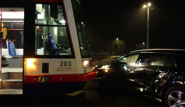 Mladík bez řidičáku vjel v Olomouci s autem pod tramvaj. Odhad škody činí čtvrt milionu