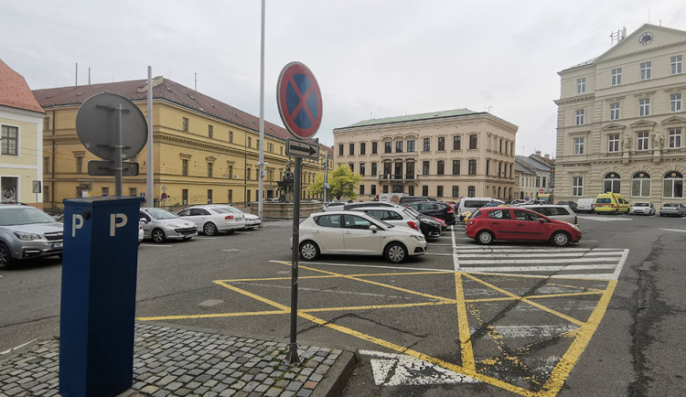 Spojení zón v centru a průzkum večerní obsazenosti. Olomoucká radnice řeší úpravy pravidel parkování