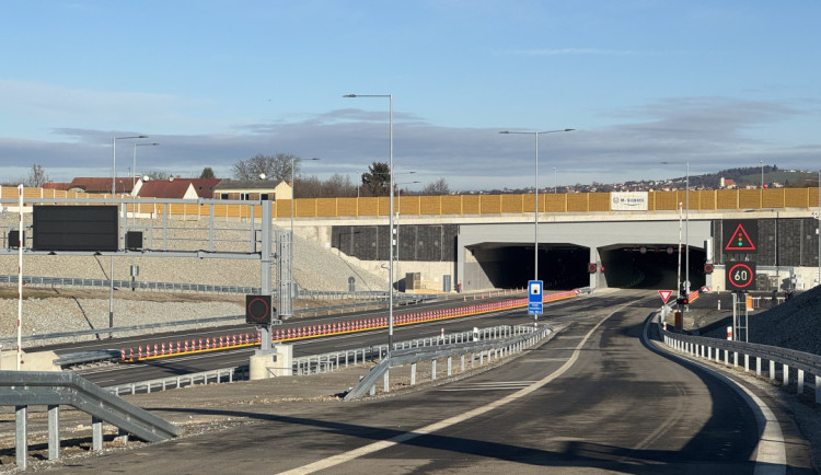 Policie musela uzavřít tunel Pohůrka. Pobíhali v něm psi