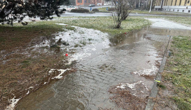 V Hranicích dnes voda tekla po chodníku. Vodohospodáři již havárii opravili