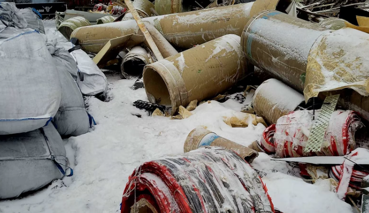 V Jiříkově na Bruntálsku vznikla nelegální skládka. Německé kamiony s odpadem se povedlo zastavit