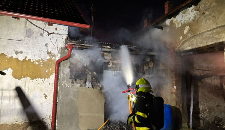 Plameny rodinu z Kujavy připravily o střechu nad hlavou. Škoda je kolem milionu, oheň uzavřel silnici