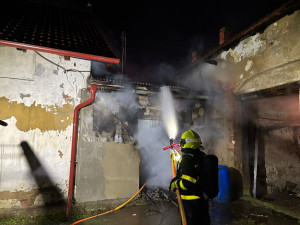 Plameny rodinu z Kujavy připravily o střechu nad hlavou. Škoda je kolem milionu, oheň uzavřel silnici