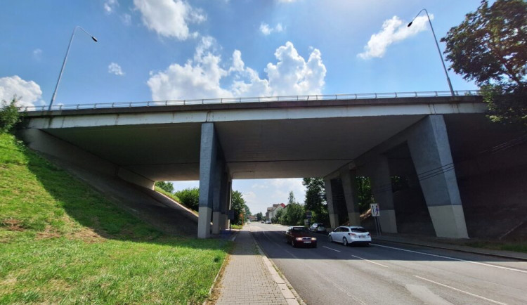 Peklo pro ostravské řidiče začalo. Ostravu ochromí opravy mostů v Rudné ulici, první už se demoluje