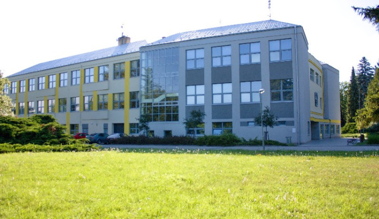 Kriminalisté vyšetřují skok dívky z okna základní školy na Prostějovsku. Zasahovala letecká záchranka