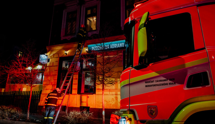 FOTO, VIDEO: Pozdvižení na Nádražní. V srdci Ostravy hořel dům, v nemocnici skončilo roční dítě