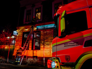 FOTO, VIDEO: Pozdvižení na Nádražní. V srdci Ostravy hořel dům, v nemocnici skončilo roční dítě