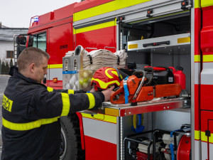 Dobrovolní hasiči z Krásného Pole dostali novou cisternu. Vůz pomůže při požárech i se sněhem