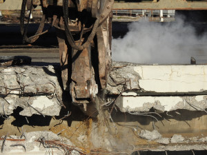 FOTO: Poškozený most v Ratibořské ulici jde k zemi. Opavské mostní provizorium zůstane během víkendu uzavřené