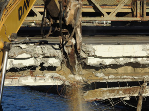 FOTO: Poškozený most v Ratibořské ulici jde k zemi. Opavské mostní provizorium zůstane během víkendu uzavřené
