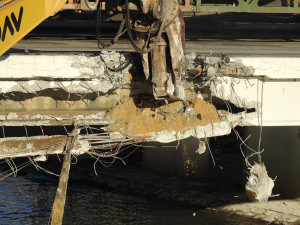 FOTO: Poškozený most v Ratibořské ulici jde k zemi. Opavské mostní provizorium zůstane během víkendu uzavřené