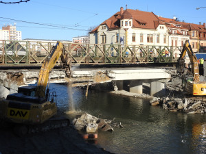 FOTO: Poškozený most v Ratibořské ulici jde k zemi. Opavské mostní provizorium zůstane během víkendu uzavřené