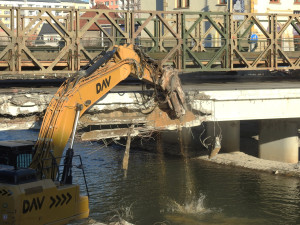 FOTO: Poškozený most v Ratibořské ulici jde k zemi. Opavské mostní provizorium zůstane během víkendu uzavřené