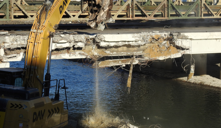 FOTO: Poškozený most v Ratibořské ulici jde k zemi. Opavské mostní provizorium zůstane během víkendu uzavřené