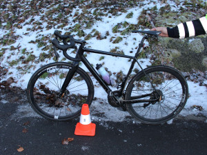 Policisté řeší havárii cyklisty na Opavsku. Padesátník ležel vedle kola a nejevil známky života