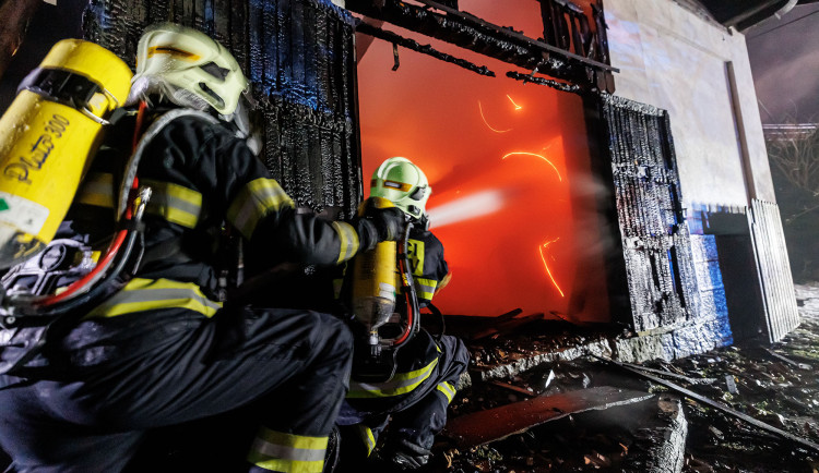 Tři hasiči museli vyhledat lékařskou pomoc po požáru stodoly na Náchodsku