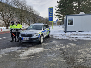 Policisté mají v Ostravici nové zázemí z unimobuněk