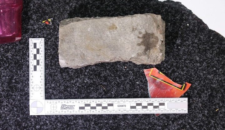 V ruko policistů skončil zkušený kriminálník, před zákonem se schovával na toaletě.