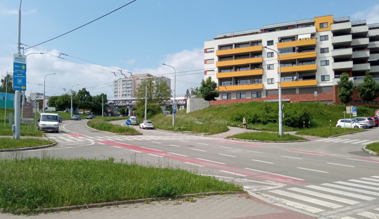 Brňané chtějí před nákupním centrum v Novém Lískovci větší bezpečí, víc zeleně a kavárnu