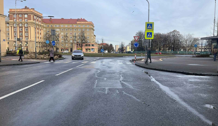 Řidič srazil dítě v Porubě, odvezl ho k nemocnici a zmizel. Pátrají po něm policisté