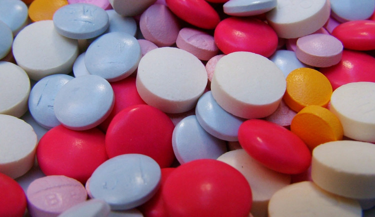 Muž z Ostravy skončil ve vazbě za opakované zákazy řízení. V kapse měl navíc tablety k výrobě drog